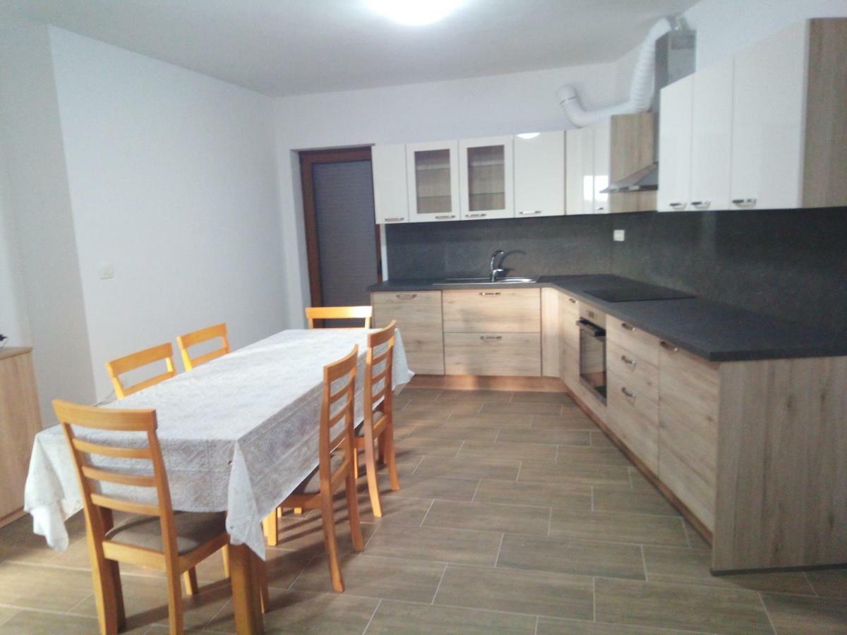 Apartmaji Matazin Črni Kal Exteriör bild